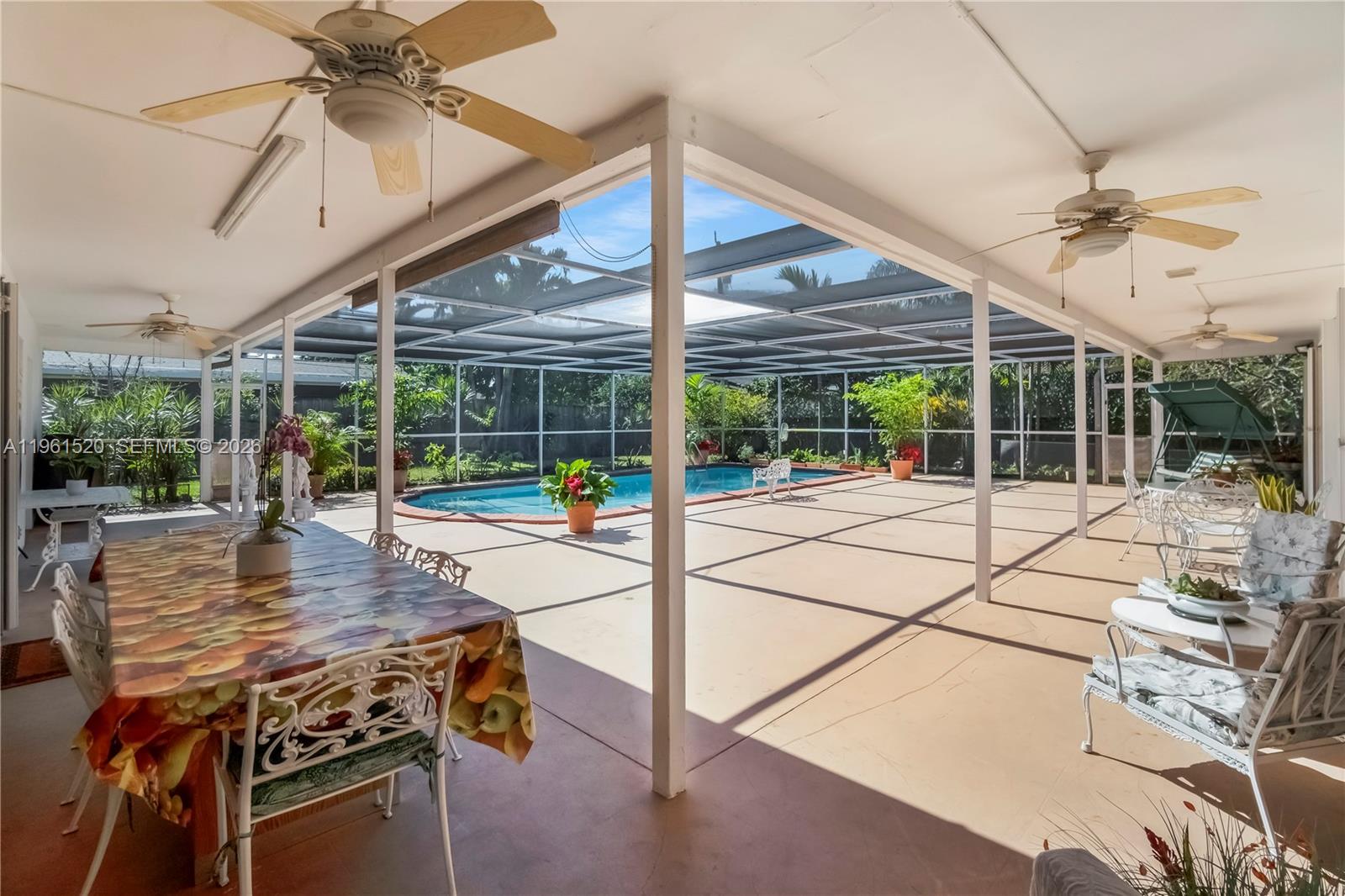 HOLLYWOOD HILLS - Residential