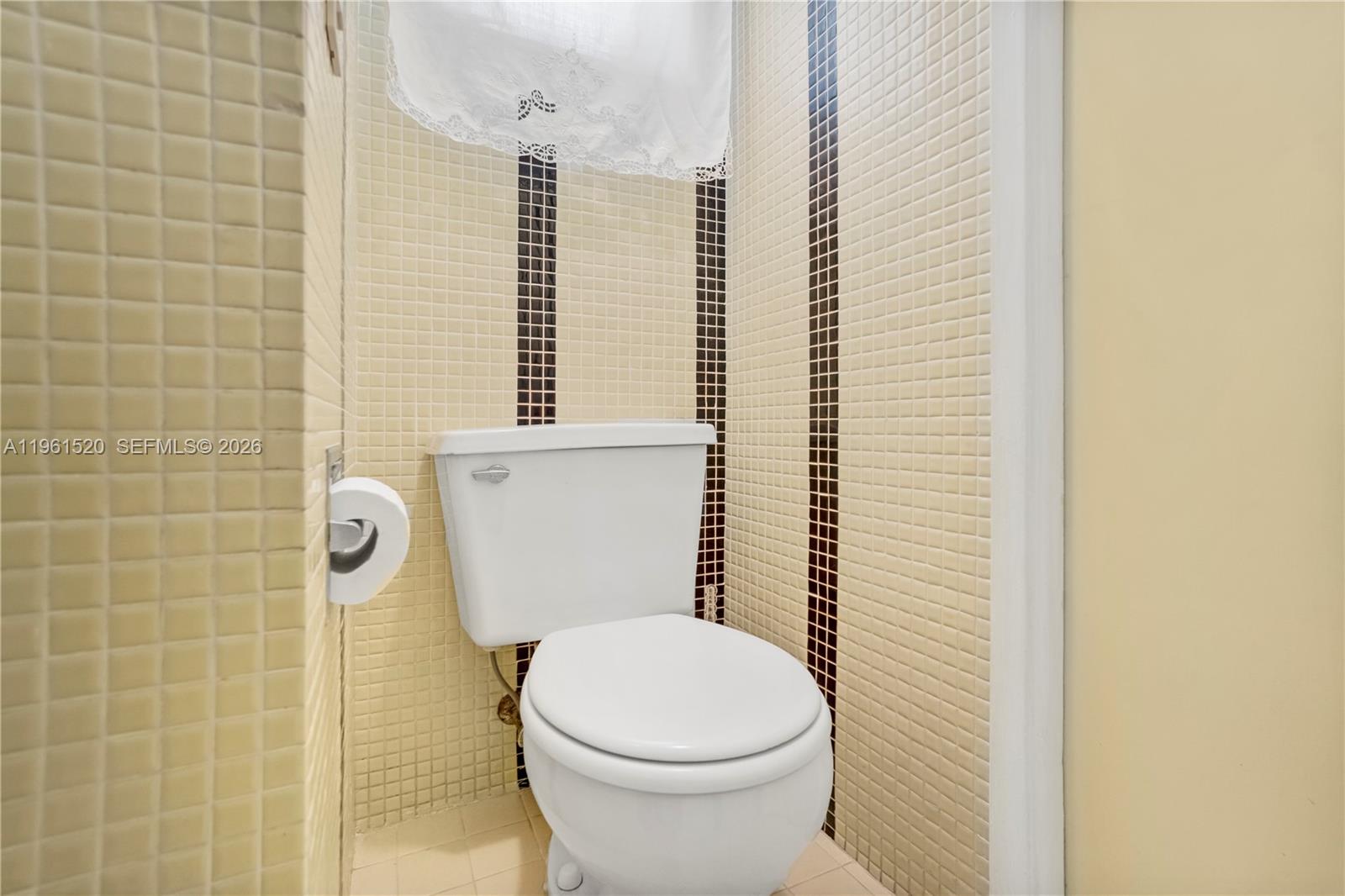 HOLLYWOOD HILLS - Residential