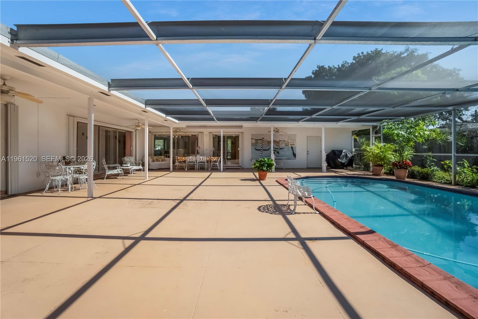 HOLLYWOOD HILLS - Residential