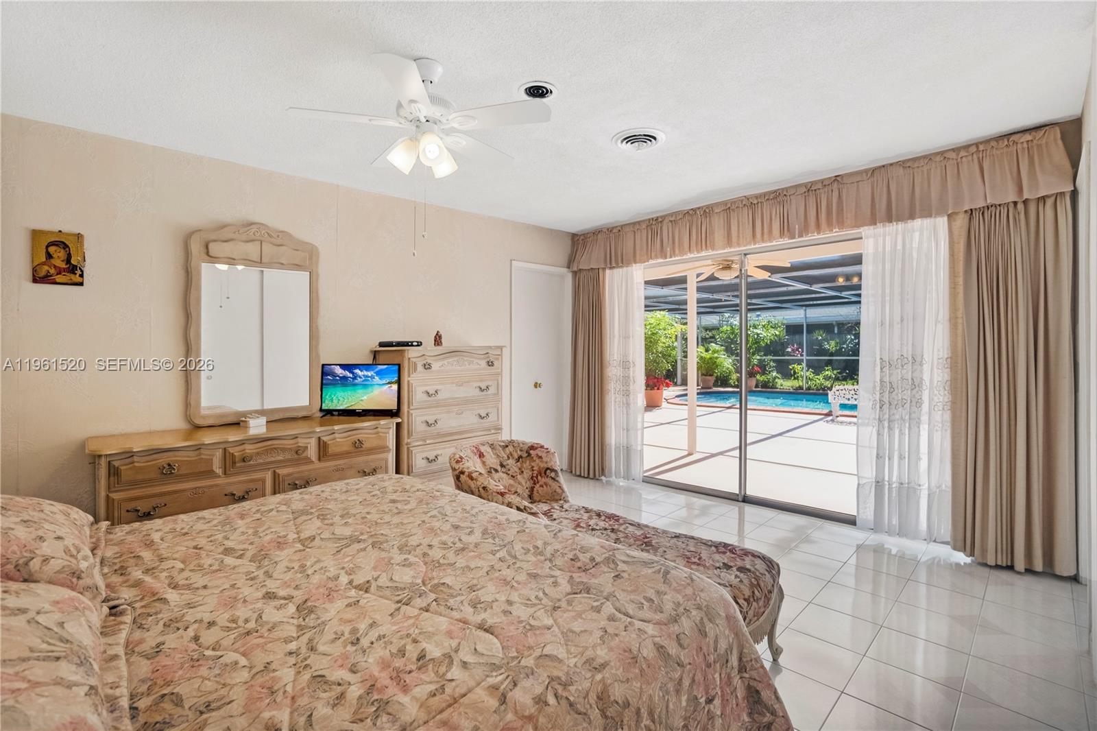 HOLLYWOOD HILLS - Residential