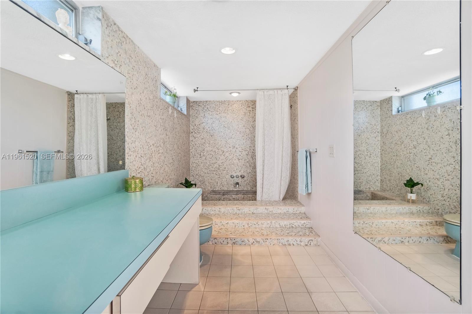 HOLLYWOOD HILLS - Residential