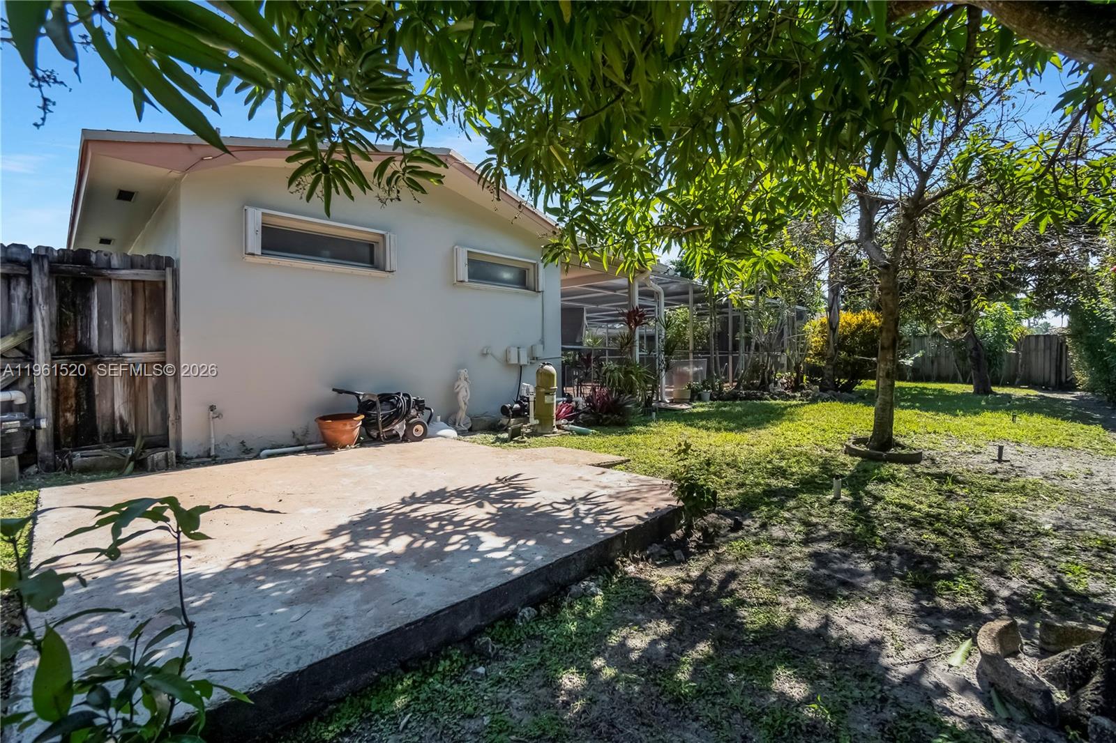 HOLLYWOOD HILLS - Residential