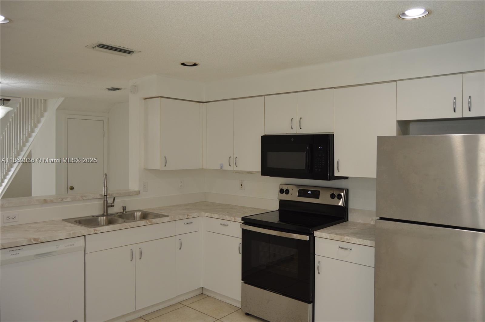 SECTORS 3 & 4 BOUNDARY PL - Residential Lease