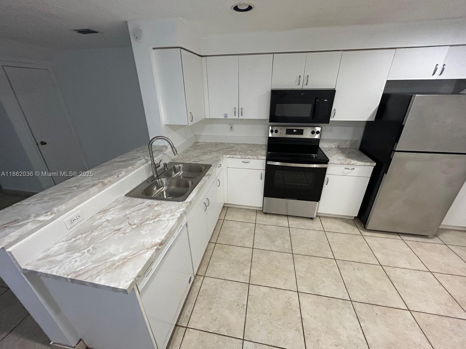 SECTORS 3 & 4 BOUNDARY PL - Residential Lease