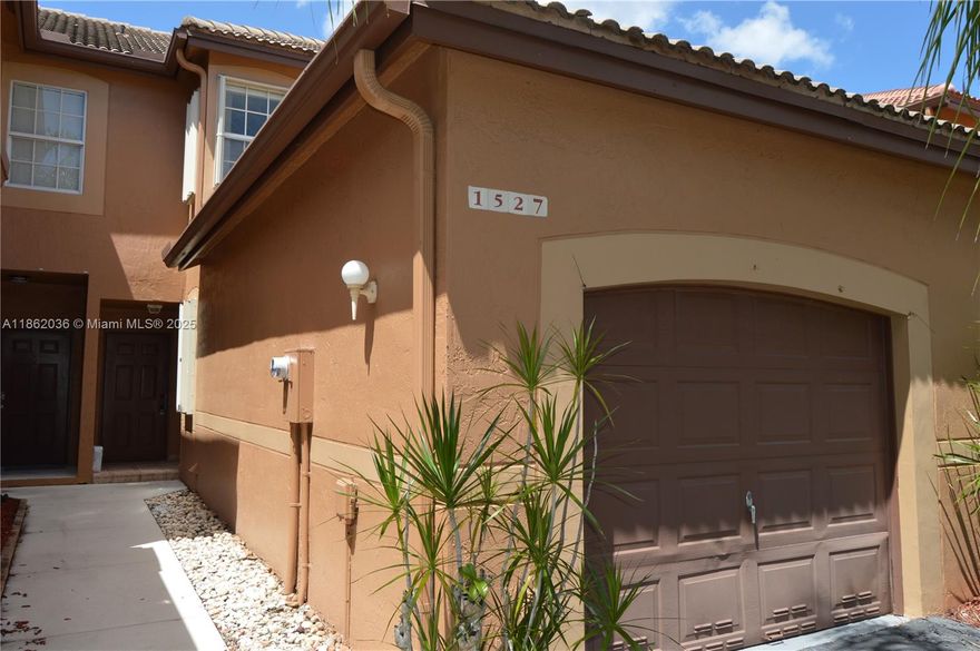 Amazing 2-bedroom, 2.5-bathroom townhouse in Weston offers 1,261 sq ft of living space. Features include a spacious living area, a fully renovated and equipped kitchen, and two en-suite bedrooms upstairs. Located in the San Sebastian community, residents enjoy amenities like a community pool. Conveniently situated near top-rated schools, shopping centers, and major roadways.