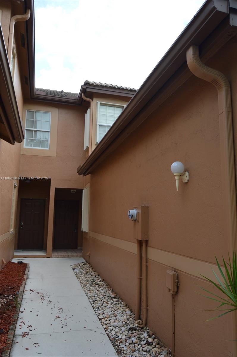Amazing 2-bedroom, 2.5-bathroom townhouse in Weston offers 1,261 sq ft of living space. Features include a spacious living area, a fully renovated and equipped kitchen, and two en-suite bedrooms upstairs. Located in the San Sebastian community, residents enjoy amenities like a community pool. Conveniently situated near top-rated schools, shopping centers, and major roadways.