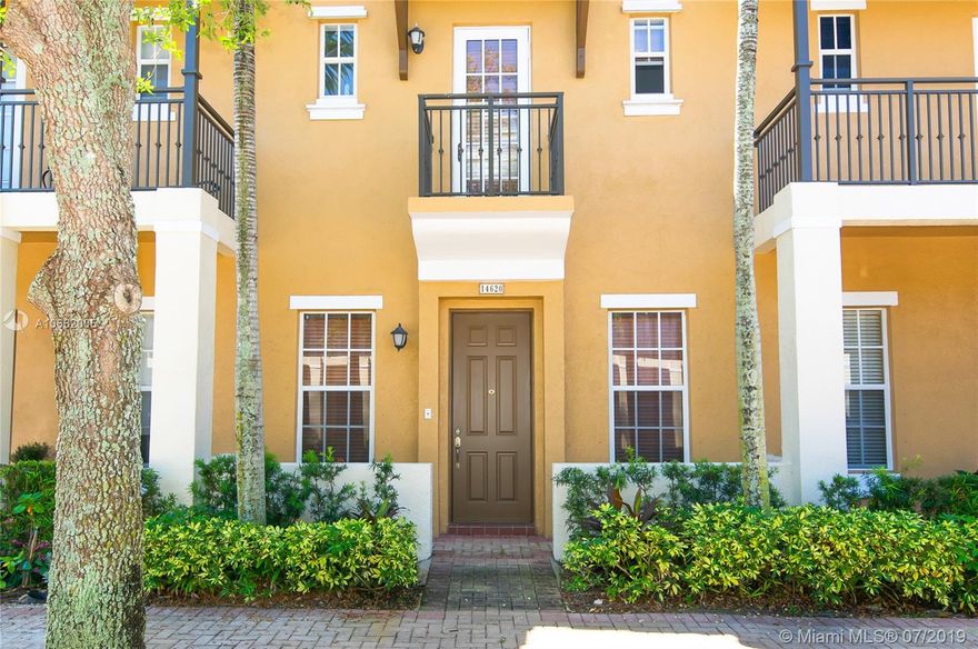 Beautiful Townhouse in desireable Cobblestone Condominium. Perfect Location, close to I-75, store, supermarkers and more.
