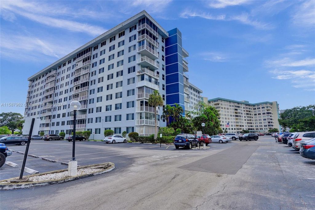 Photo of 4200 Hillcrest Dr #300, Hollywood, FL 33021 (MLS # A11587962)