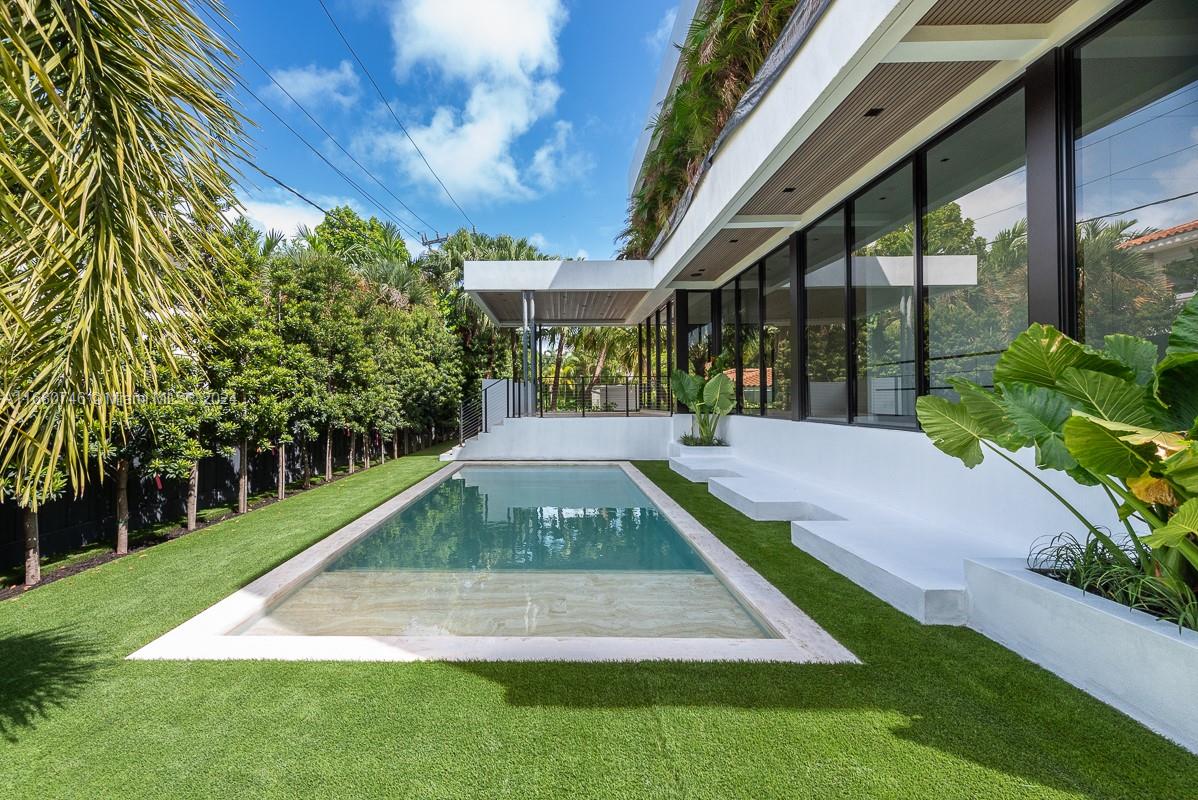 Property for Sale at 650 Warren Ln Ln, Key Biscayne, Miami-Dade County, Florida - Bedrooms: 5 
Bathrooms: 6  - $7,250,000