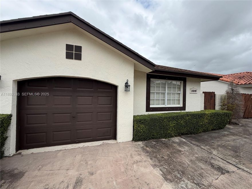 BRING ALL OFFERS!!!!! HOME NEEDS A LITTLE TLC. IN EXCELLENT AREA IN KENDALL. CLOSE TO SHOPS AND NORTH KENDALL DRIVE. VERY SPACIOUS HOME. PROPERTY HAS NO HOA. CALL NOW THIS WONT LAST!