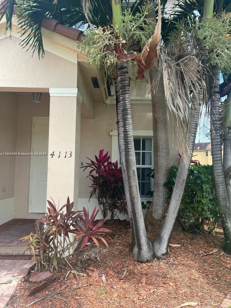 Excellent unit townhouse in Floridian Isles. This3 bed 2.5 bath, 1 car garage unit is ready occupancy. Two story Town home features a spacious family room, living & dining area. Close to New Baptist Hospital. Highways and shops. Floridian Isles is a gated community with many amenities: pool, clubhouse, security.