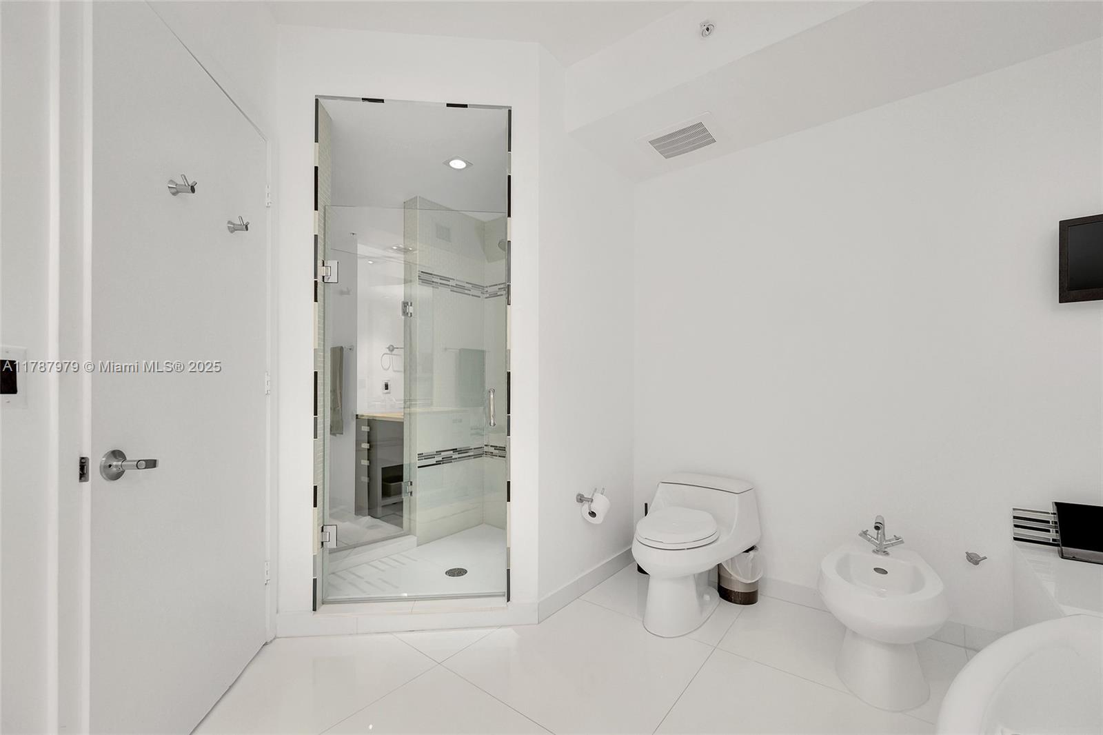 TRUMP ROYALE CONDO - Residential Lease