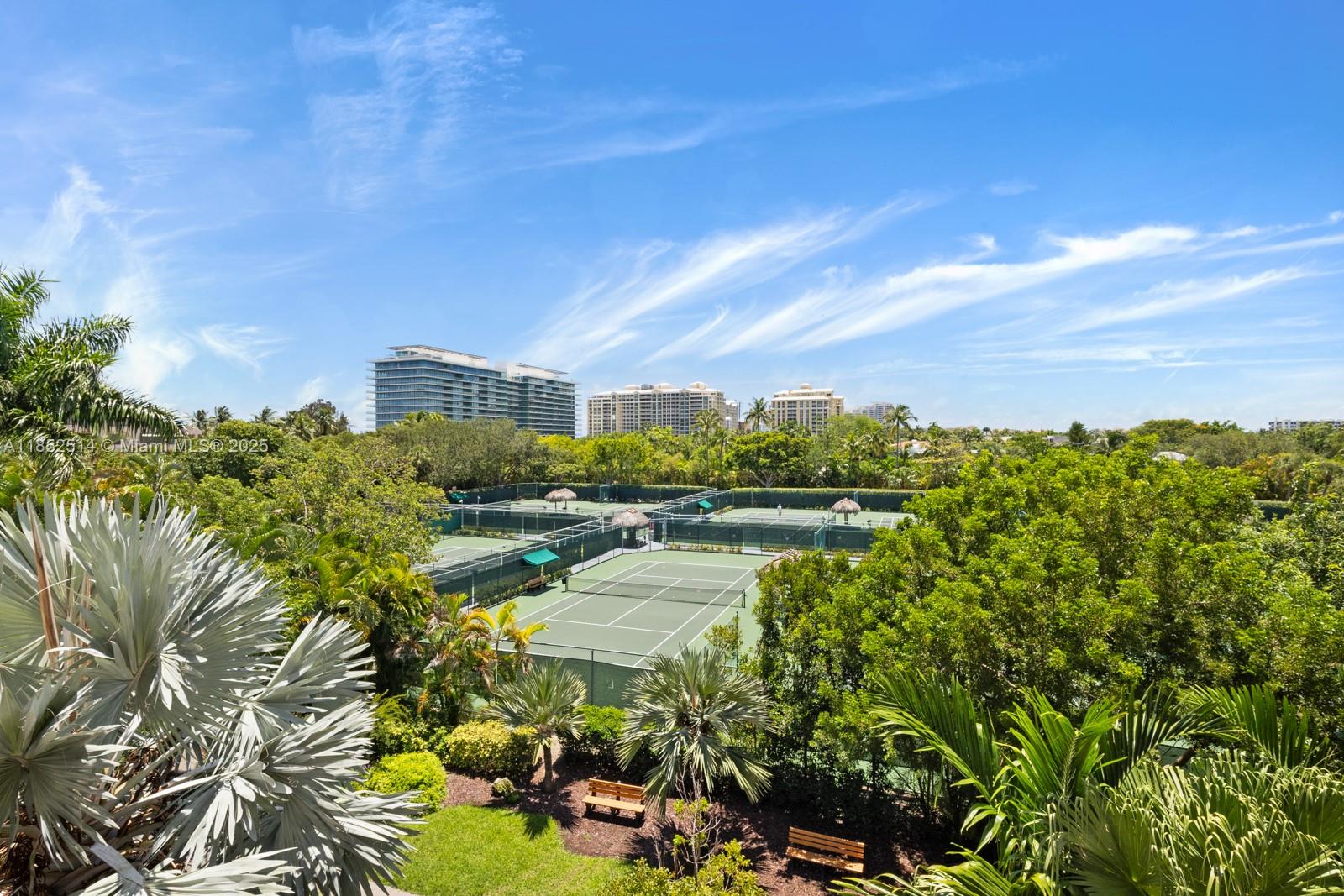 Bright 3-Bedroom, 2-Bathroom Apartment with Stunning Open Views
Fully renovated kitchen and bathrooms.
AÂ must-see!