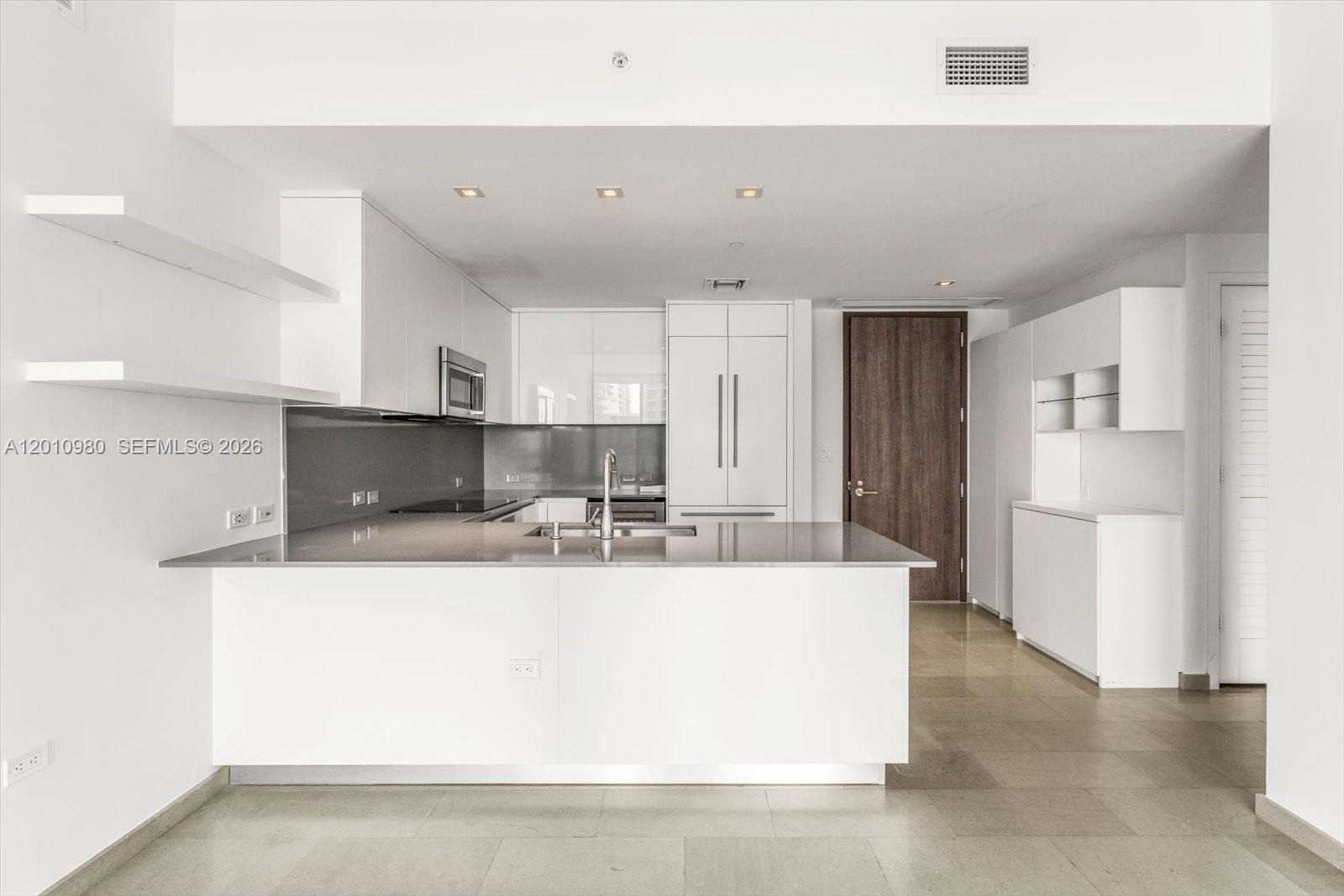 REACH CONDO - Residential