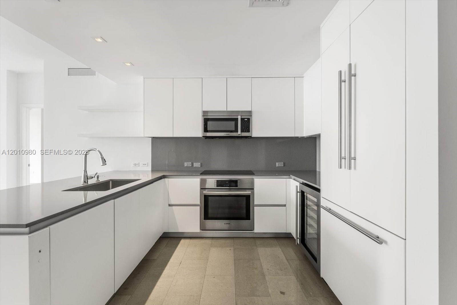 REACH CONDO - Residential
