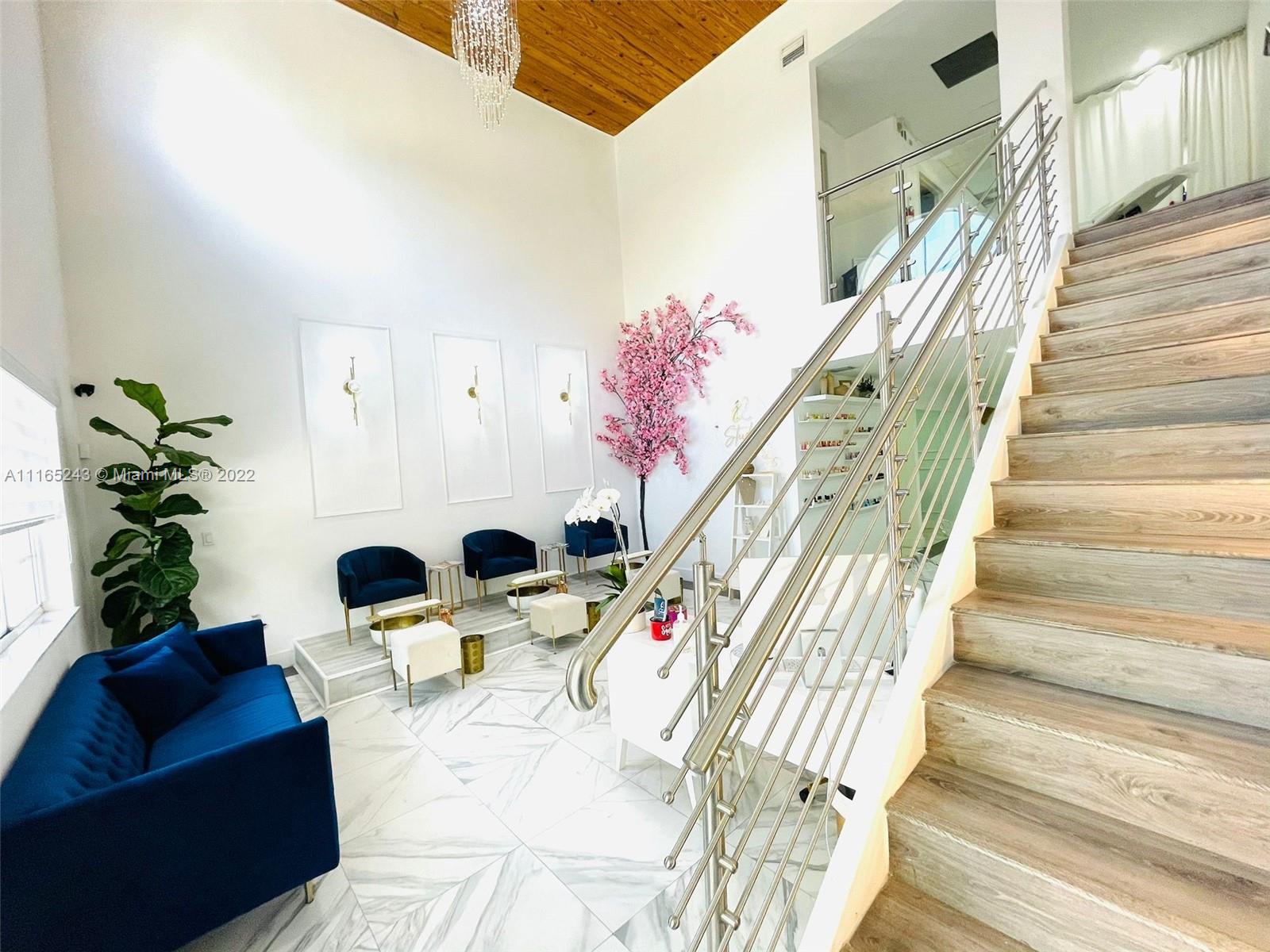 On Sale!!! This amazing Beauty Salon is now on sale .... full inventory included, payment system, all licensees, alarm system, security camaras. If ou are looking for a business oportunity and own your business this Salon is thge rigth choice.