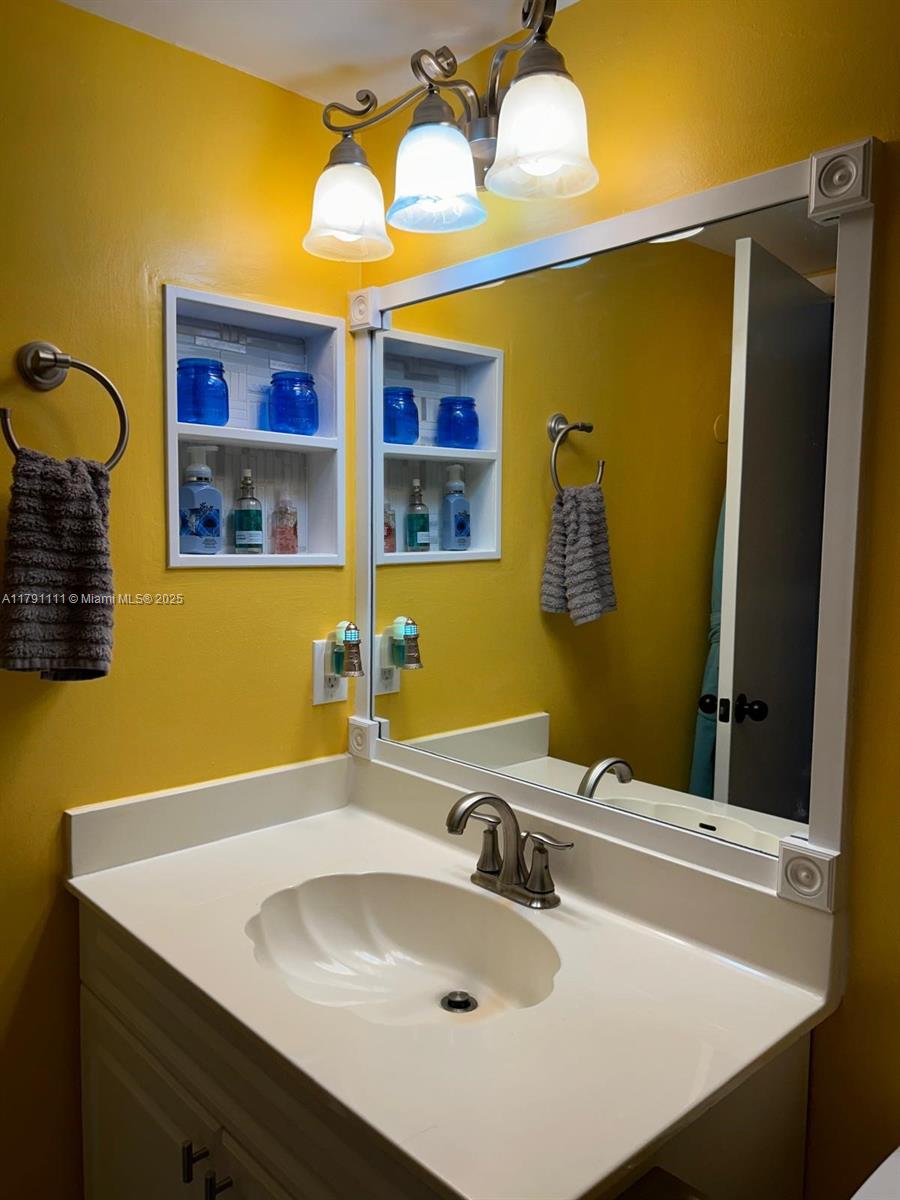 ROYAL TOWNHOMES SAN MARINO - Residential