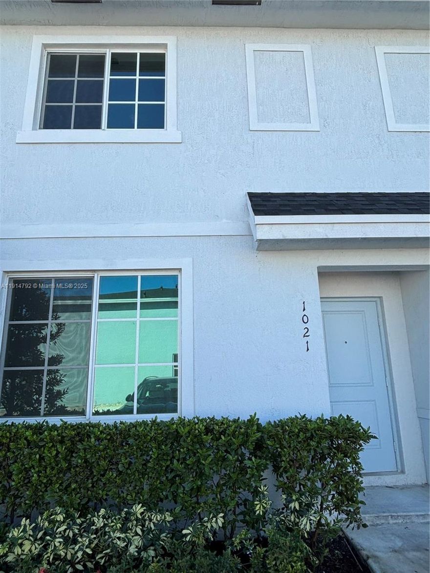 New construction 3/3 townhouse located in a quiet community. Schools, restaurants, and a shopping center very close to the expressway