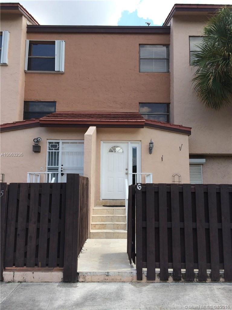 LOCATION, LOCATION, LOCATION IN THE HEART OF FONTAINEBLEAU, SPACIOUS TOWNHOUSE 3/2.5. BEAUTIFUL GARDEN AND LAKE VIEW. KITCHEN WITH GRANITE COUNTER TOPS AND STAINLESS STEEL APPLIANCES. LAMINATE WOOD AND CERAMIC FLOORS. COMMUNITY OFFERS TENNIS COURTS, AND POOL. MUST SEE IT.