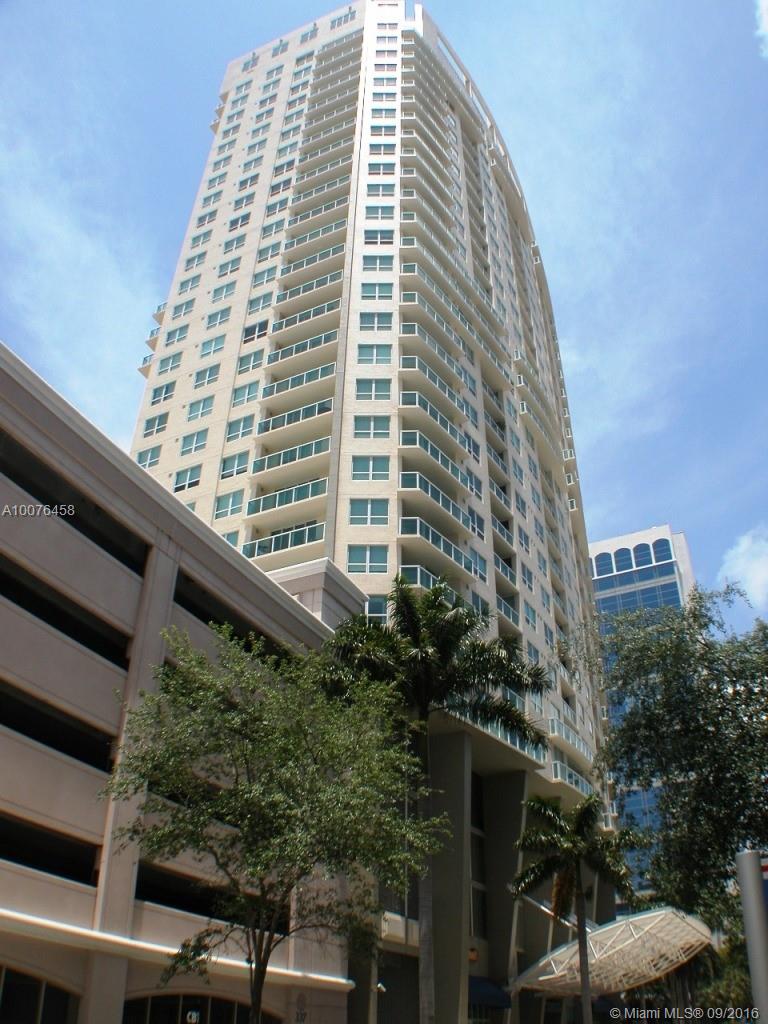 Absolutely beautiful 1 bdrm/1bth condo in heart of Fort Lauderdale, breathtaking city view. A 10th floor unit features upgraded kitchen w/ granite counter tops & stainless steel appliances, separate W/D room, crown molding, Diagonally layed marble floor, bath has separate tub & shower. Lots of amenities walking distance from Las Olas, gym, steam room, theater, rooftop pool & spa w/outside grill, 24hour security, valet parking. bring your toothbrush. Move in Ready! SELLER BONUS $3500 OF BUYERS CLOSING COST
