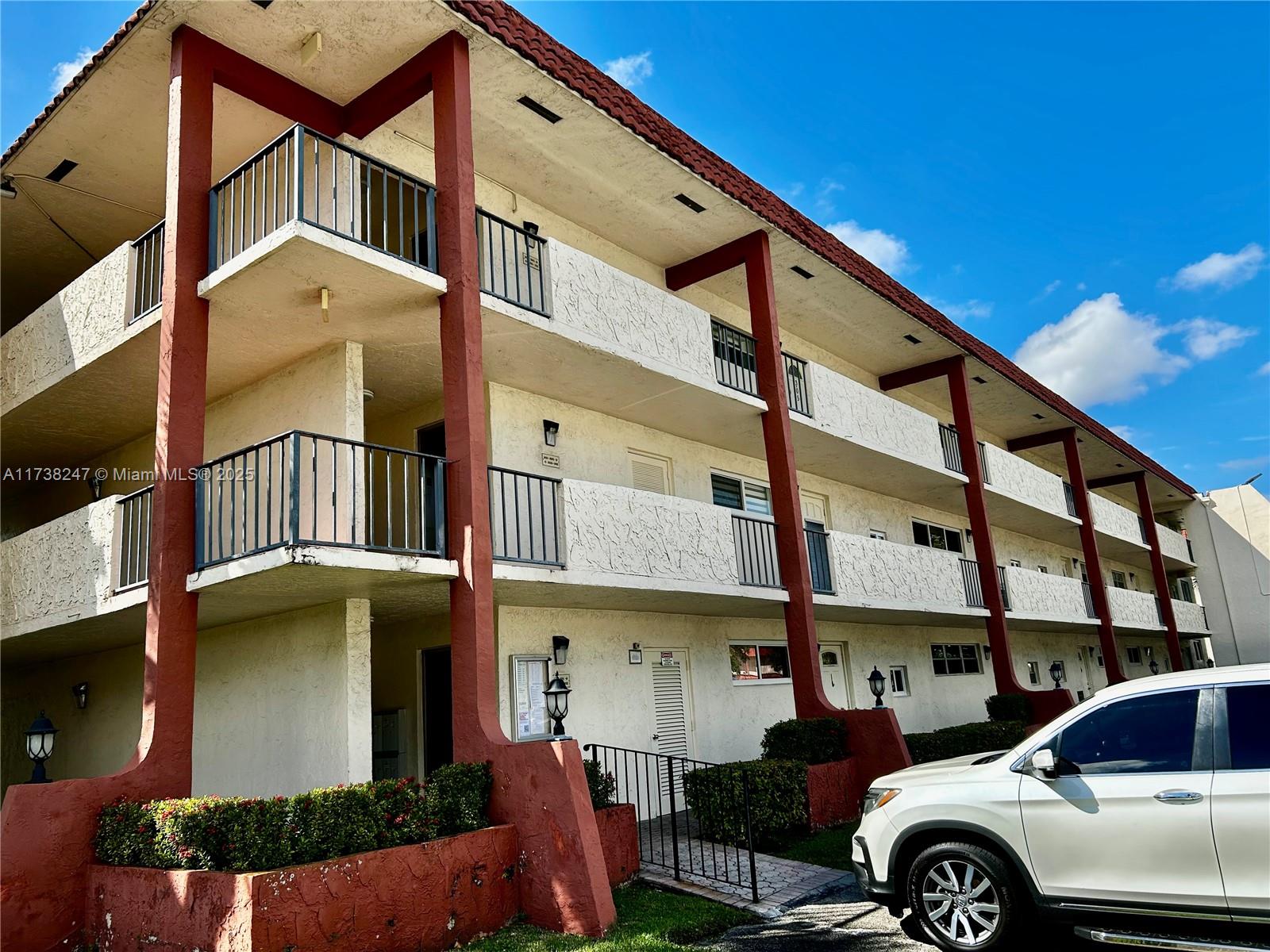 HOLLYBROOK GOLF AND - Residential