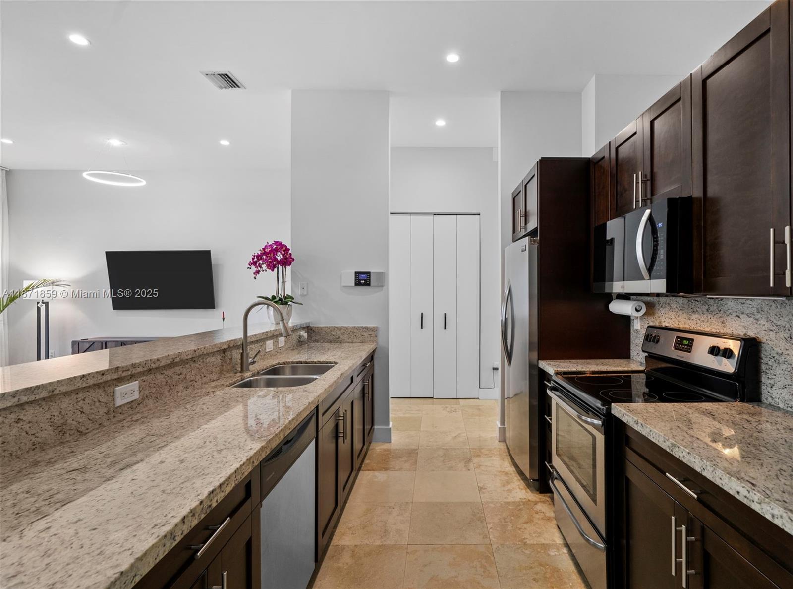CORNER VIEW TOWNHOMES AT - Residential