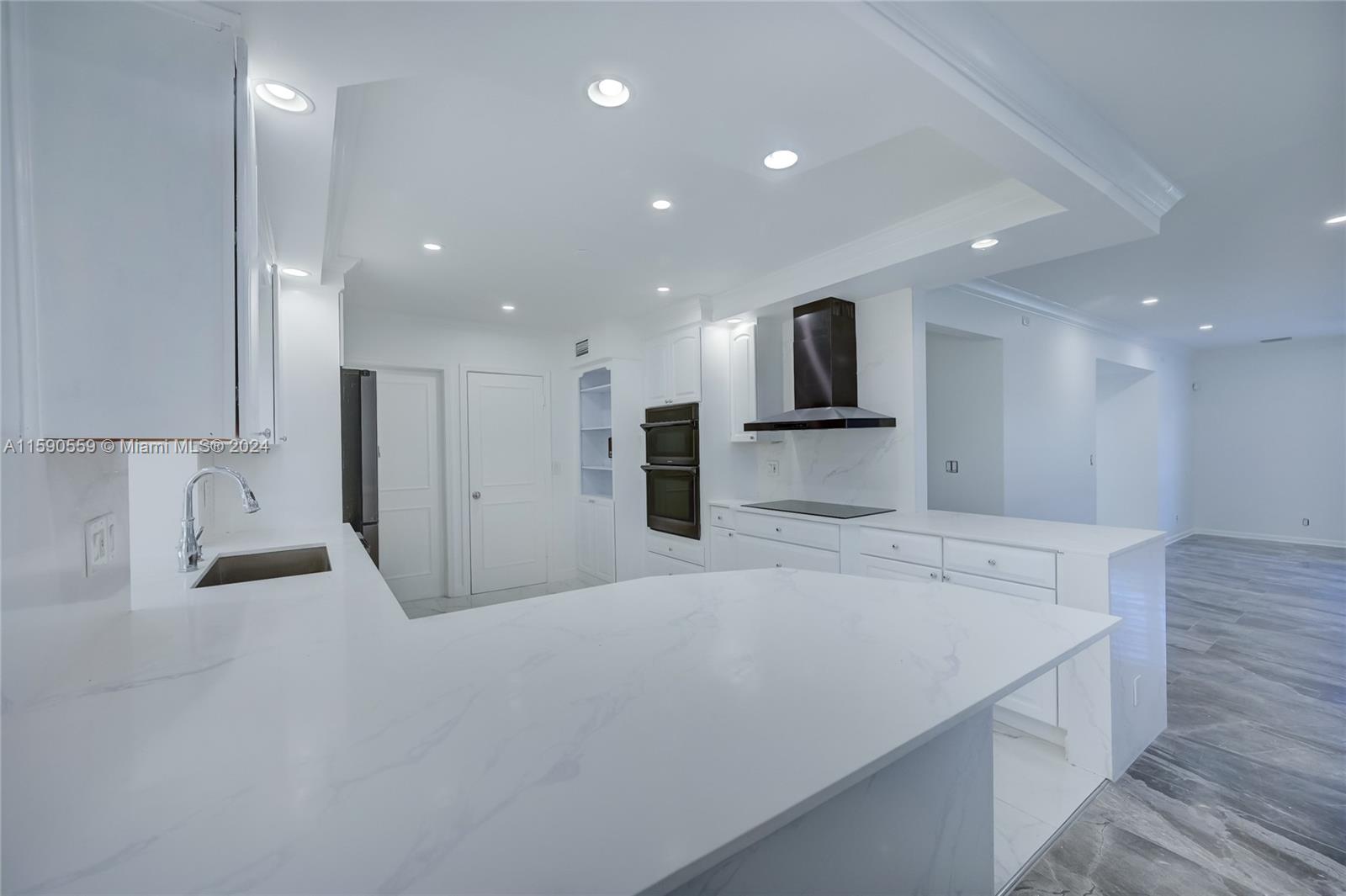WHITE COLUMNS CONDO - Residential Lease