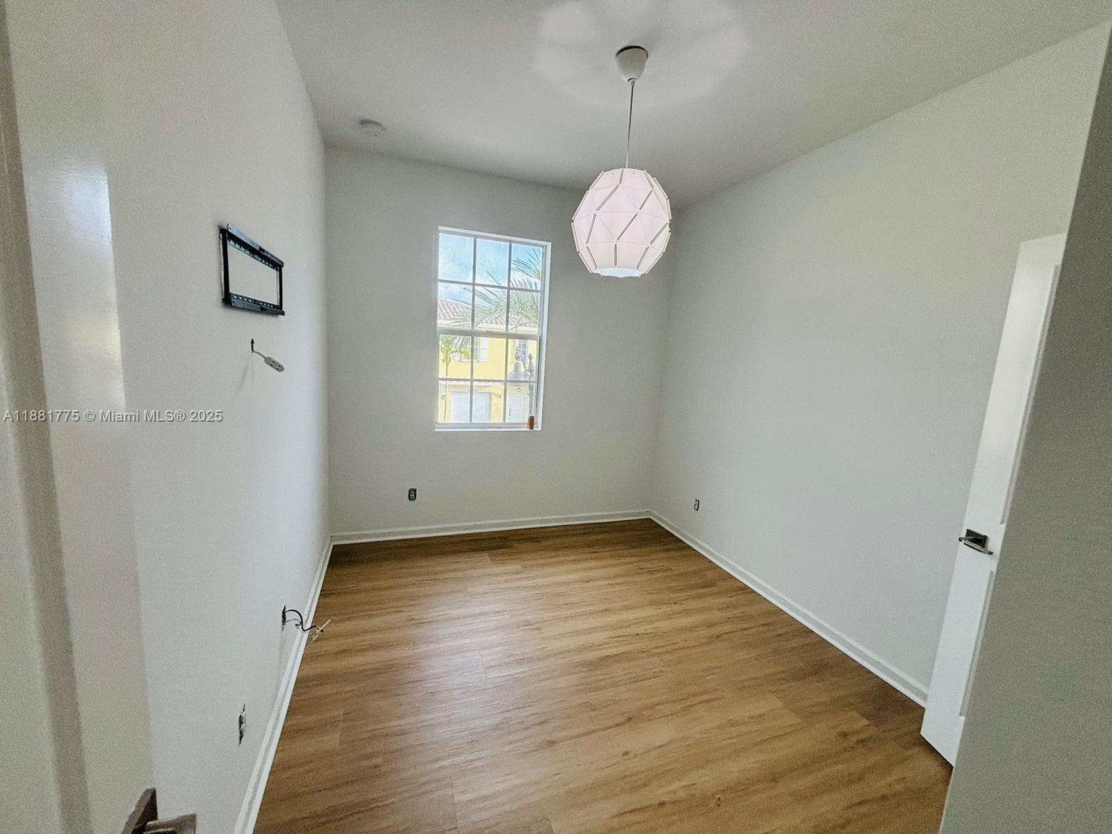 CRICKET CLUB - Residential Lease