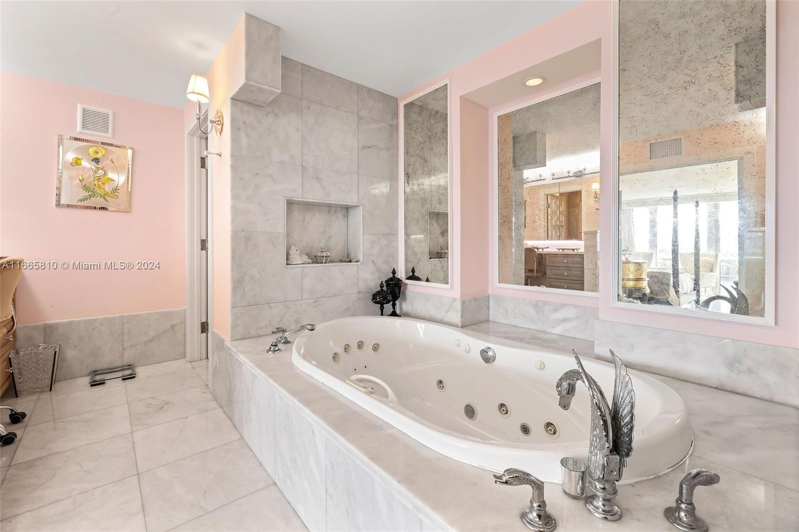 KING COLE CONDO - Residential