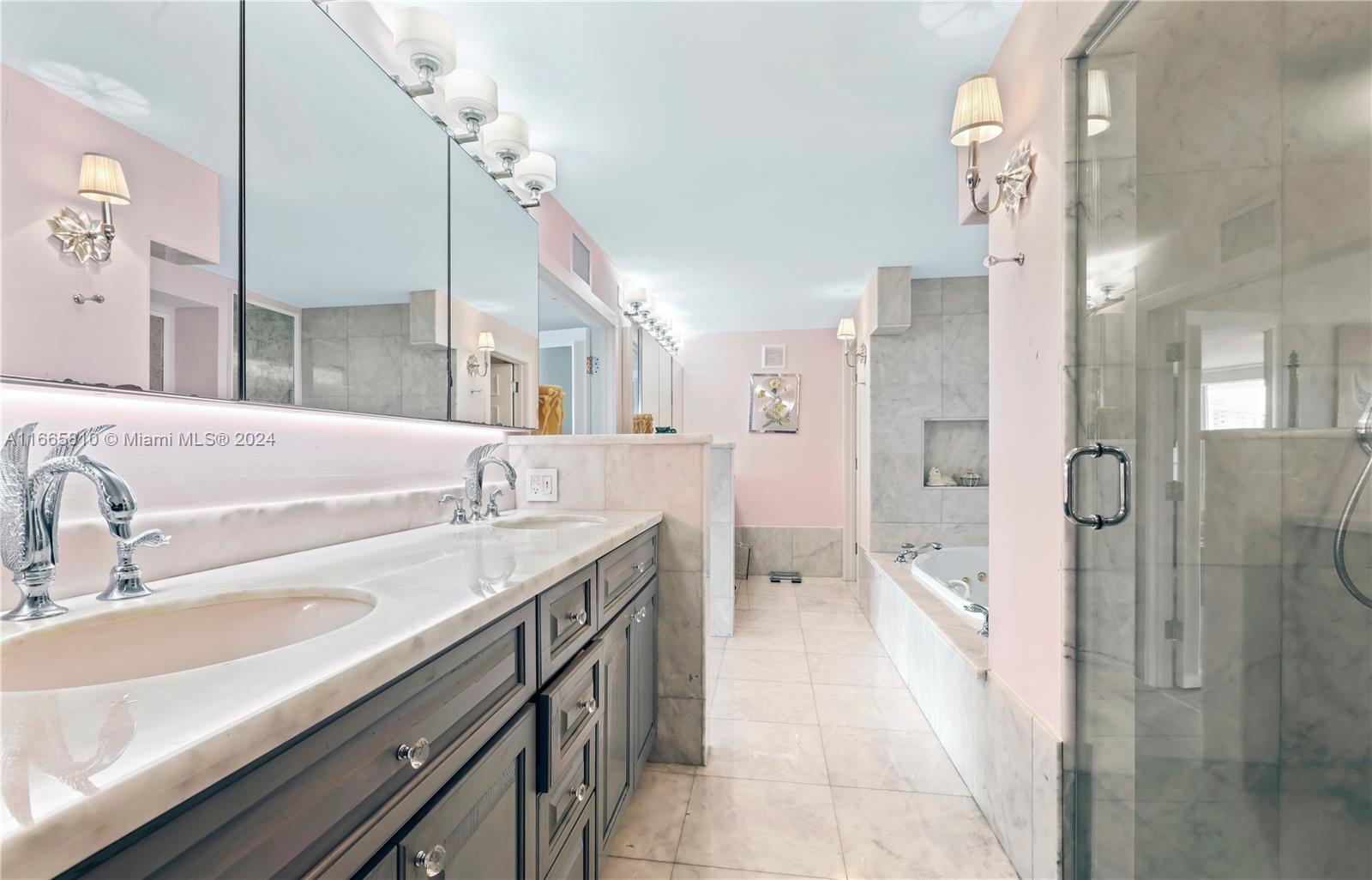 KING COLE CONDO - Residential