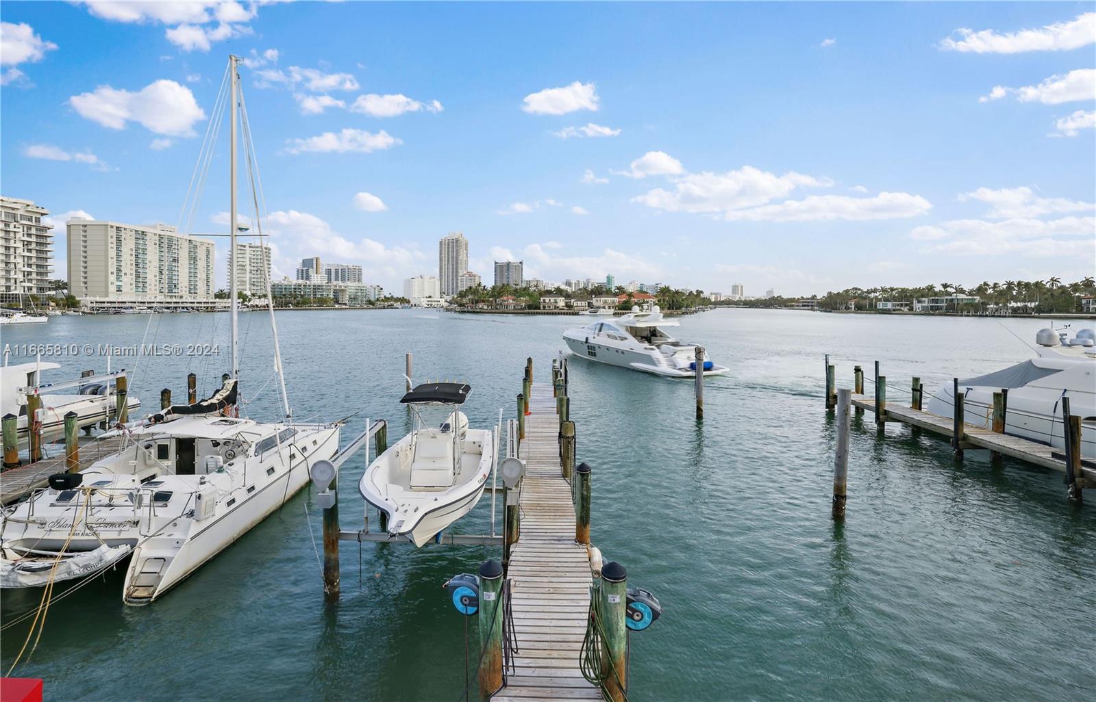 KING COLE CONDO - Residential