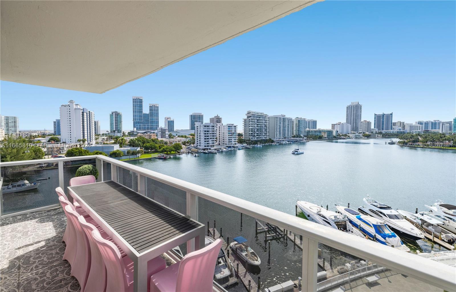 KING COLE CONDO - Residential