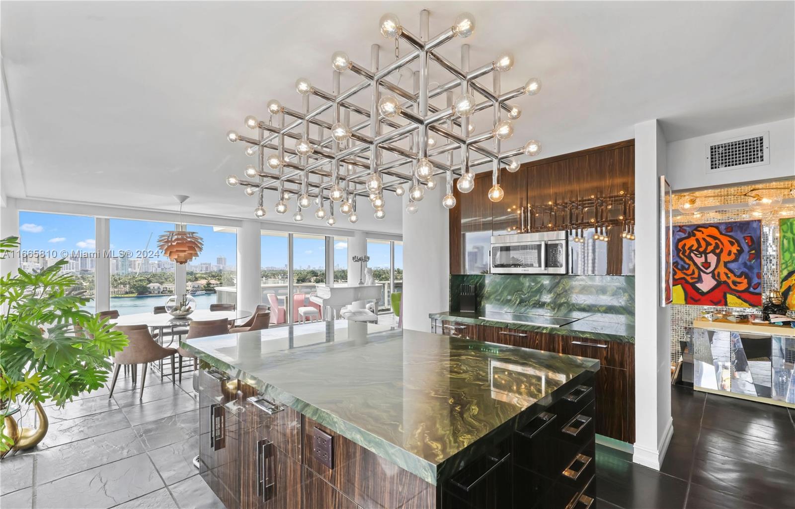 KING COLE CONDO - Residential