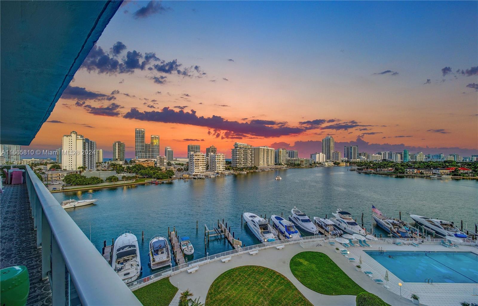 KING COLE CONDO - Residential