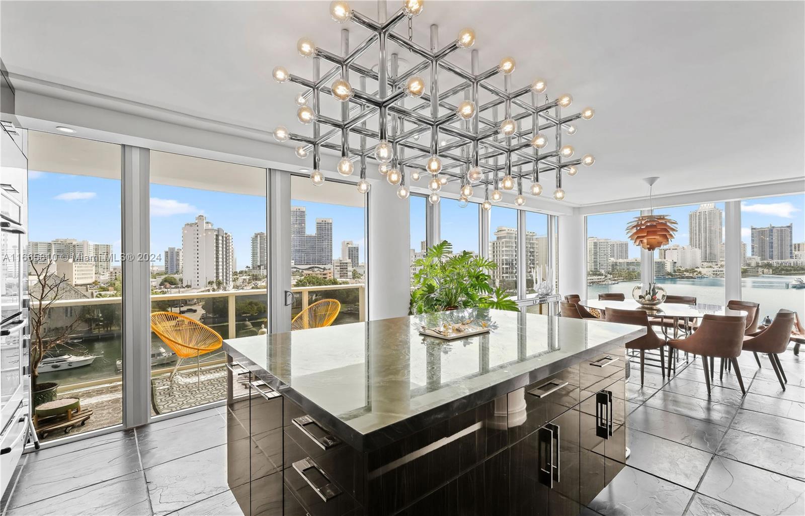 KING COLE CONDO - Residential