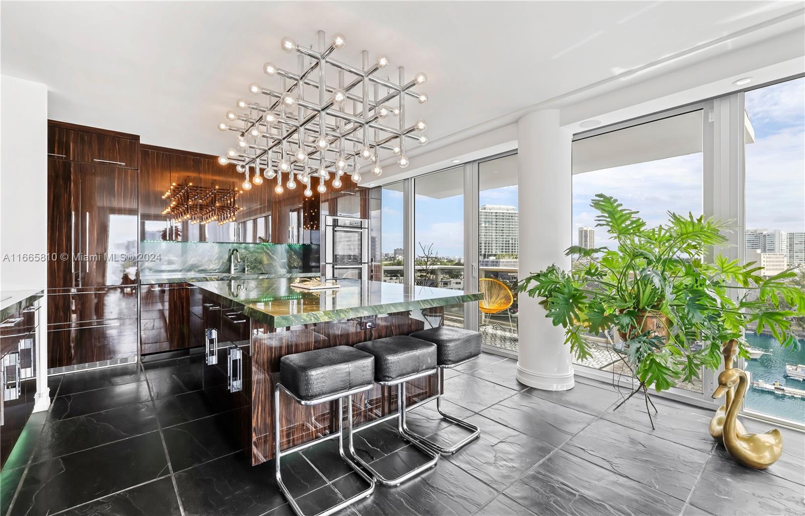 KING COLE CONDO - Residential