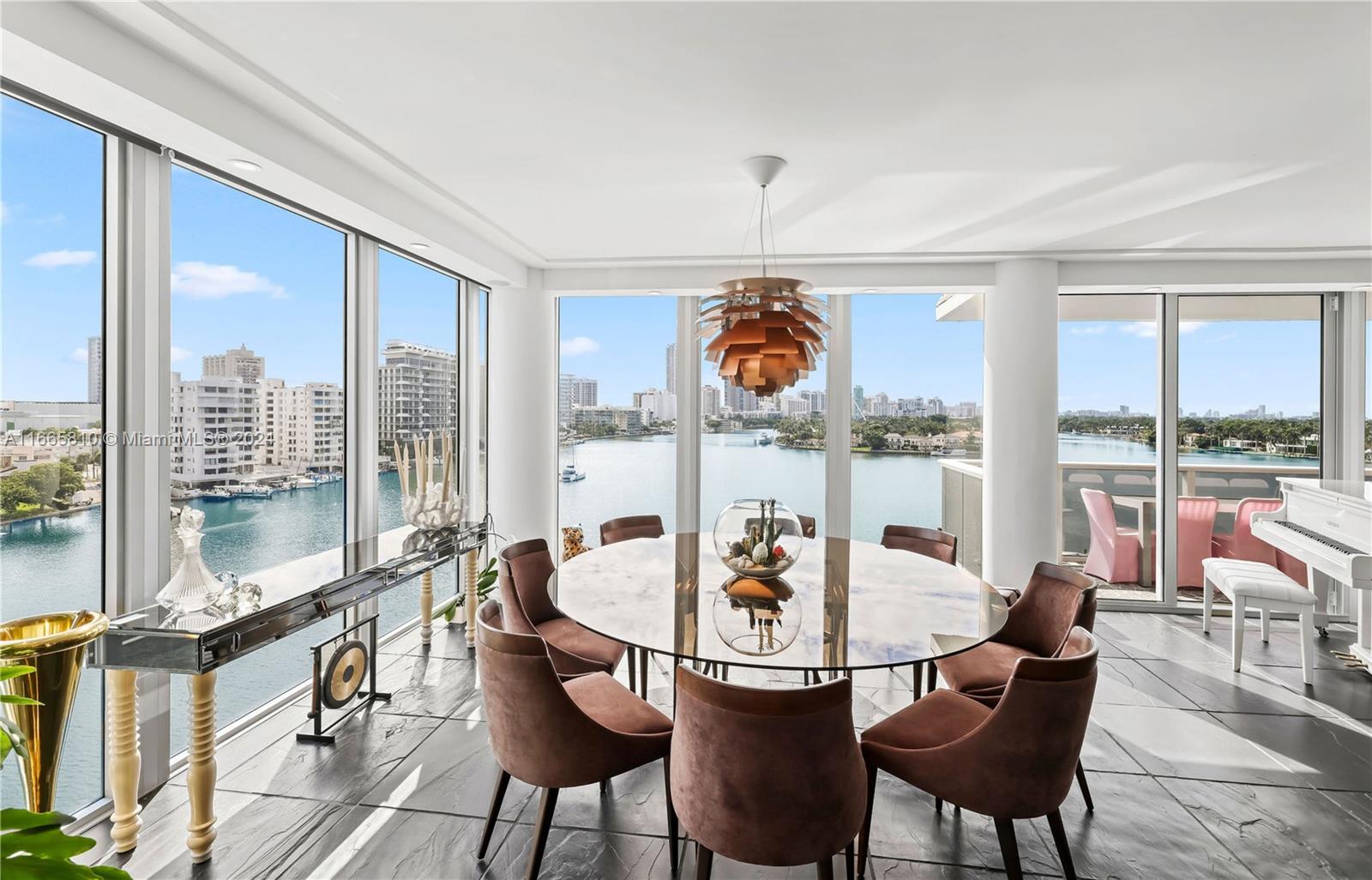 KING COLE CONDO - Residential