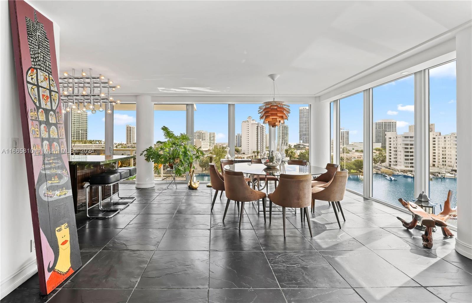 KING COLE CONDO - Residential