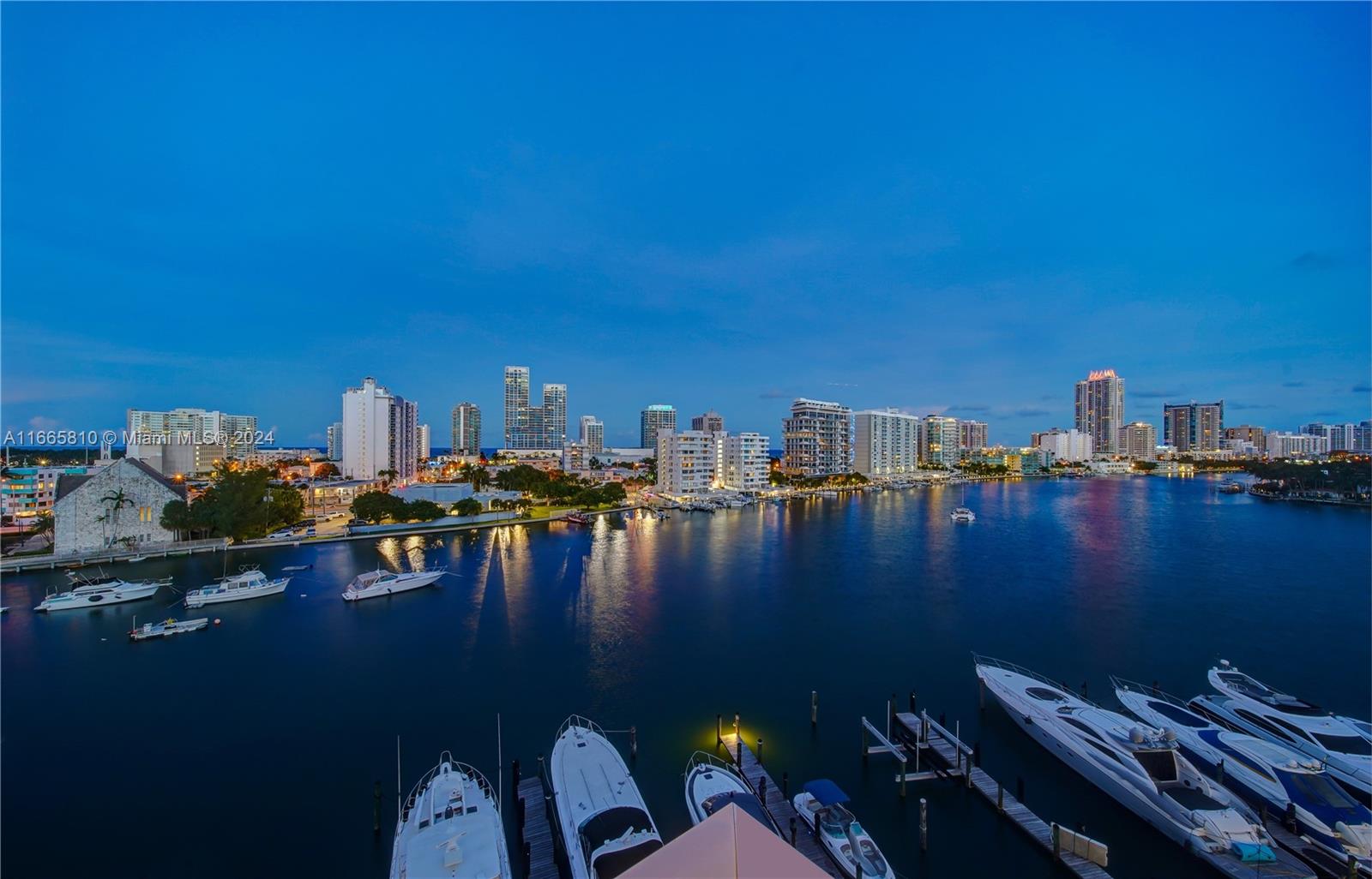 KING COLE CONDO - Residential