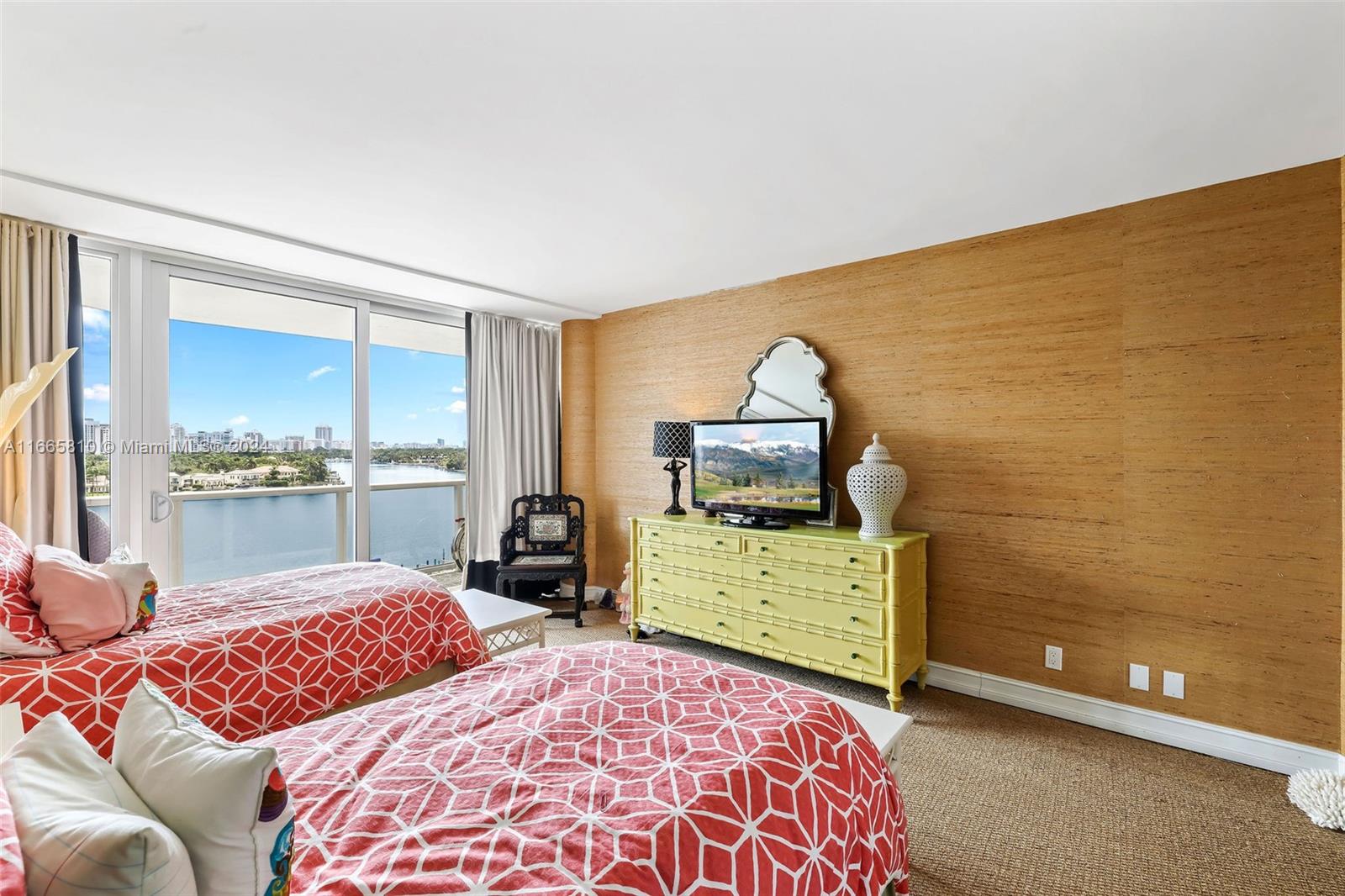 KING COLE CONDO - Residential