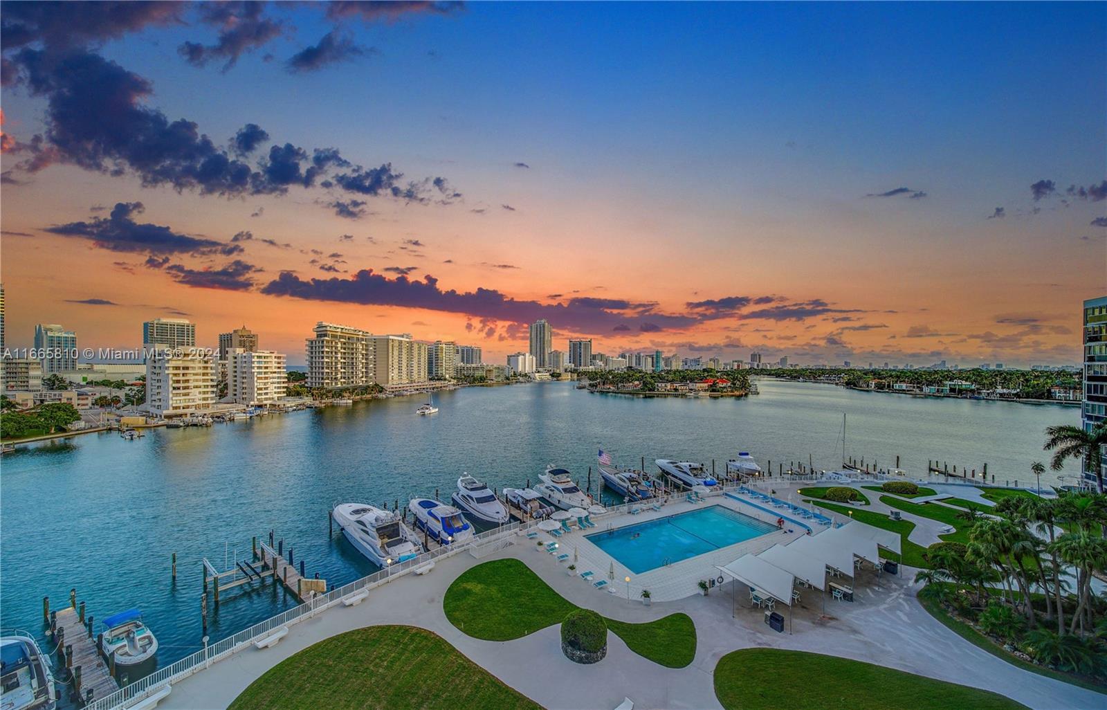 KING COLE CONDO - Residential