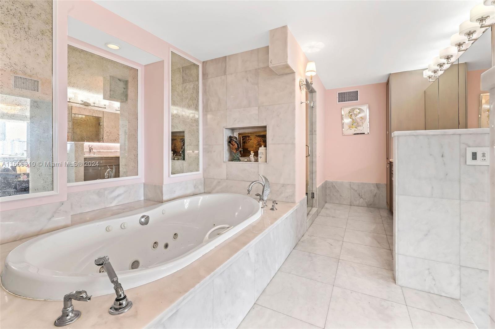 KING COLE CONDO - Residential