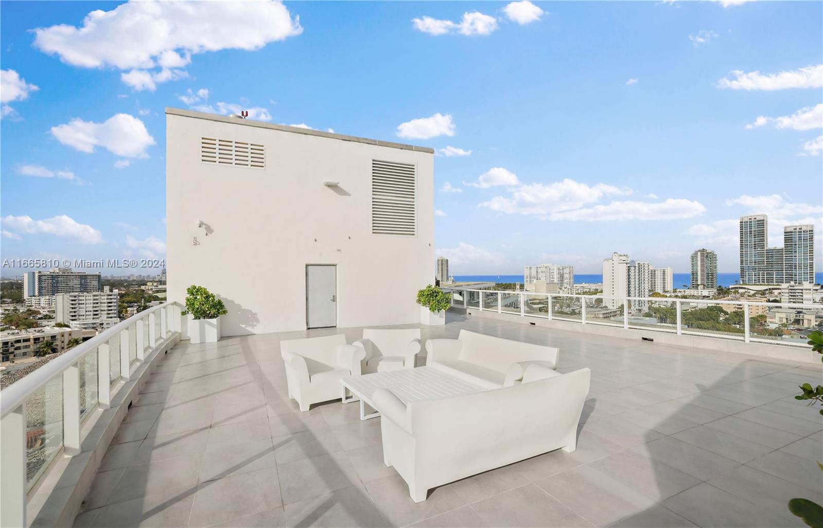 KING COLE CONDO - Residential