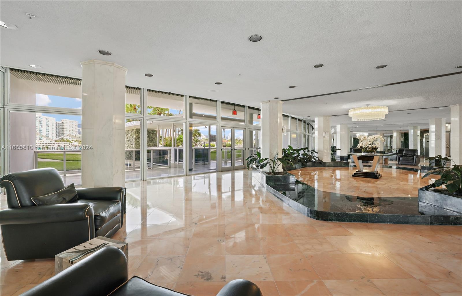 KING COLE CONDO - Residential