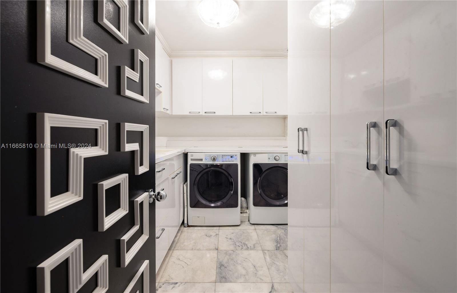 KING COLE CONDO - Residential