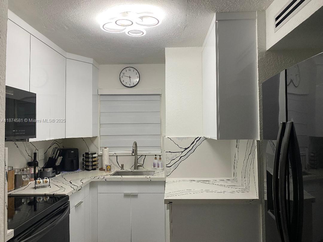 THE GREENS CONDO - Residential