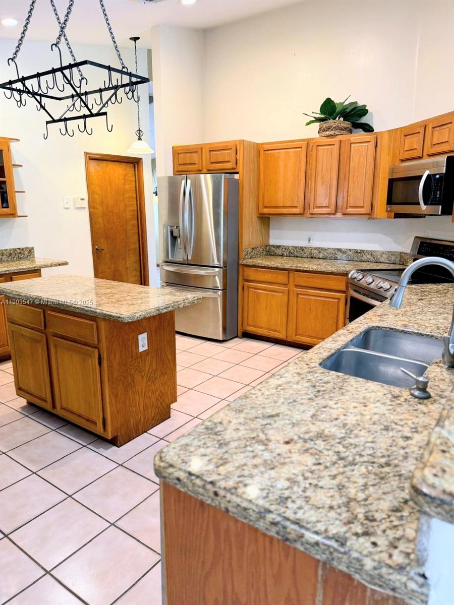 CORAL SPRINGS COUNTRY CLU - Residential Lease