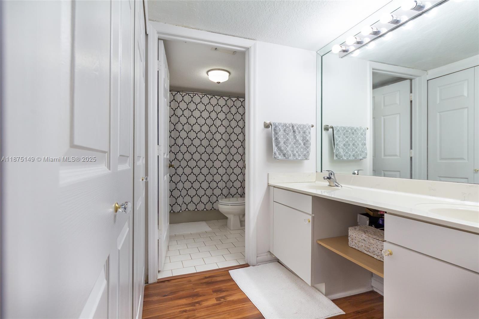 VILLAS AT THE HAMMOCKS CO - Residential