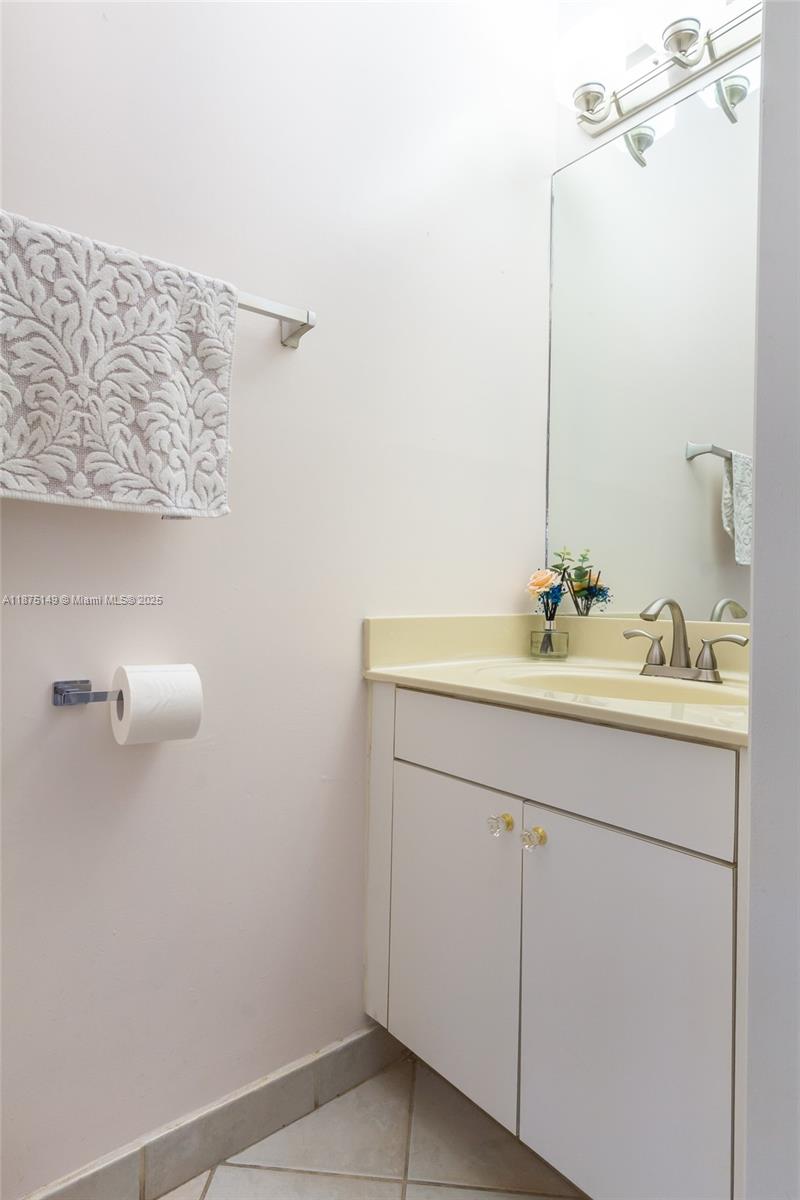 VILLAS AT THE HAMMOCKS CO - Residential