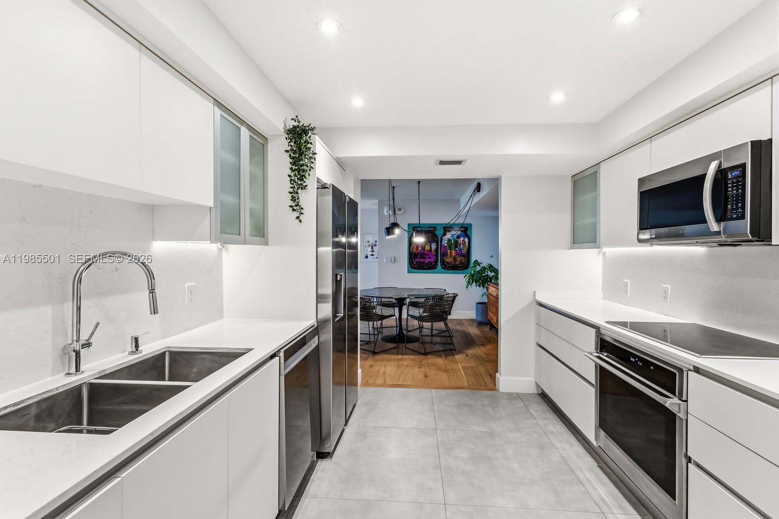 TOWERS OF KEY BISCAYNE CO - Residential Lease